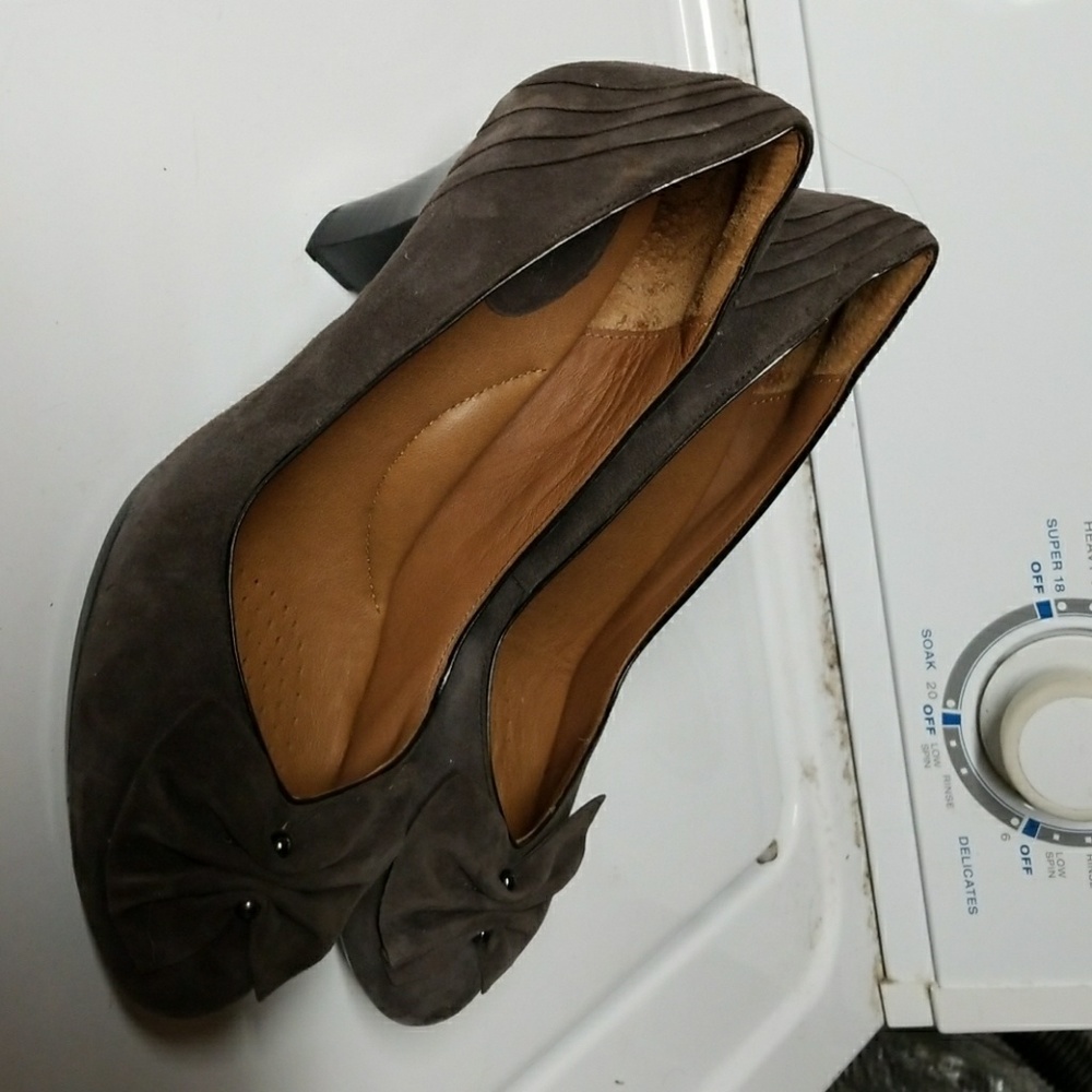 Clarks artisan suede pumps size 6.5w never worn